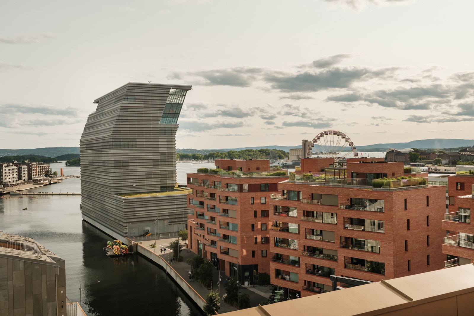 Fra både balkongen og takterrassen kan du nye av flott utsikt Galleribilde