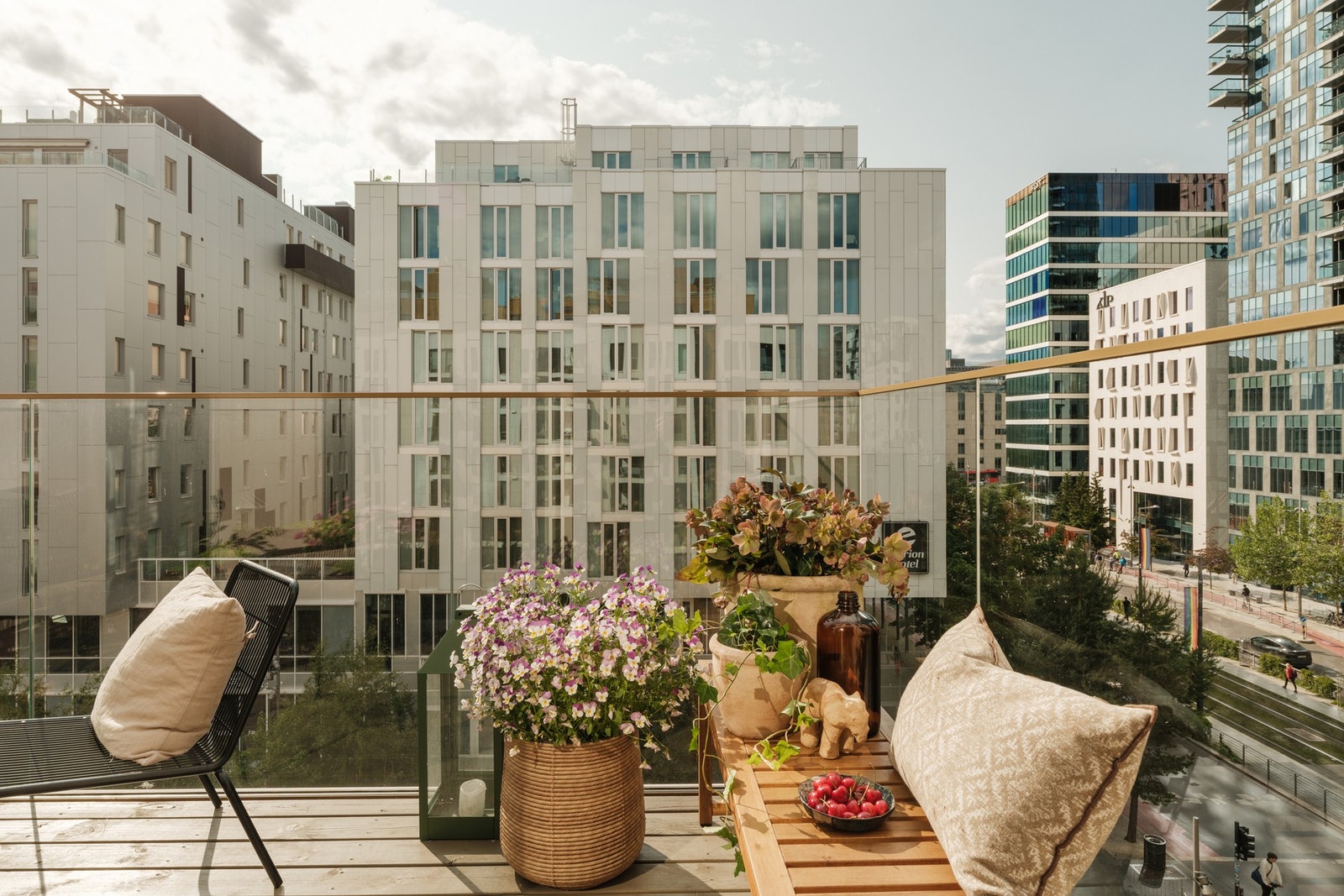 Balkongen gir god plass til utendørsmøblement Galleribilde