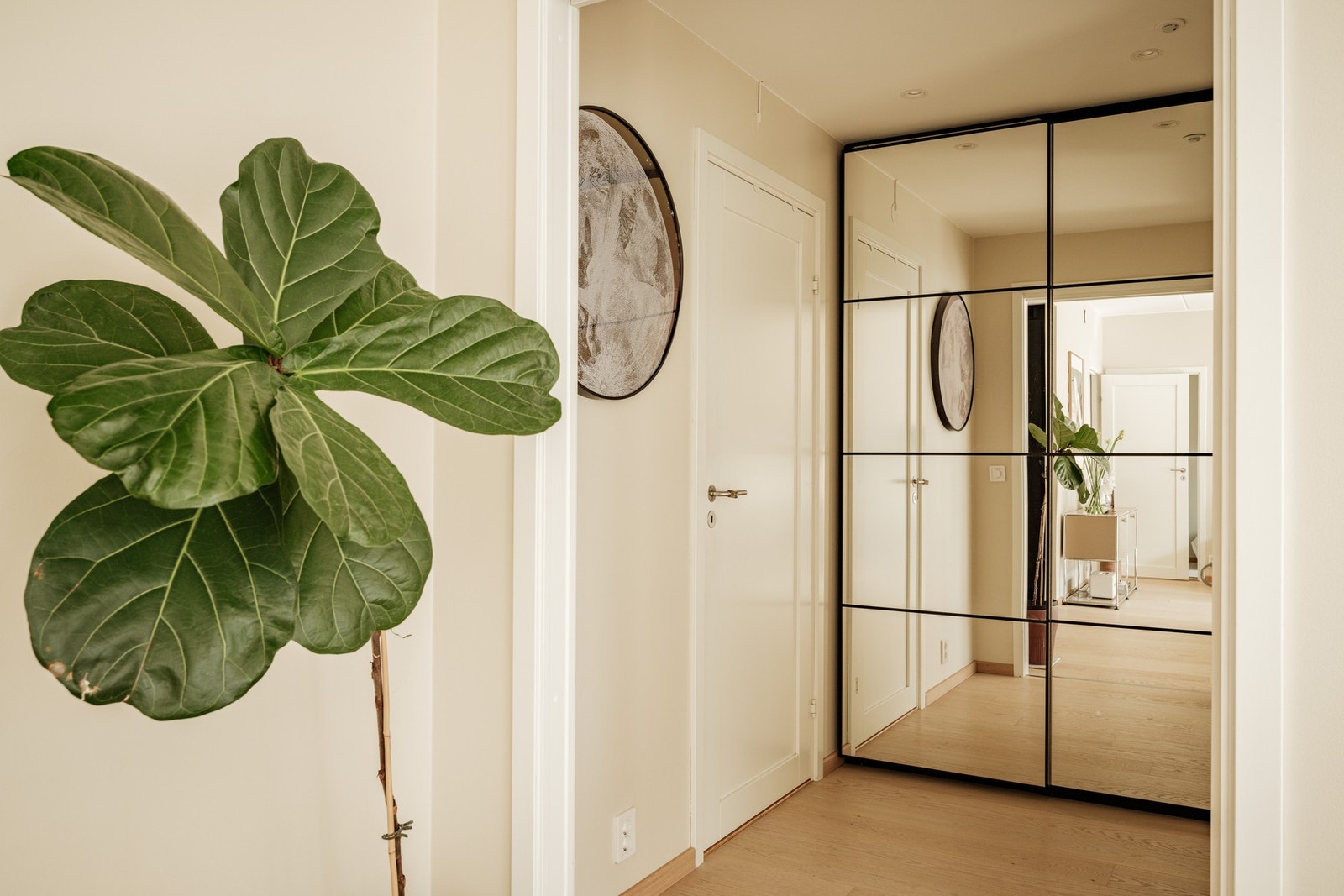 Skyvedør mellom gangen og stuen gjør at du kan skjerme hovedsoverommet og baderommet til en egen suite Galleribilde