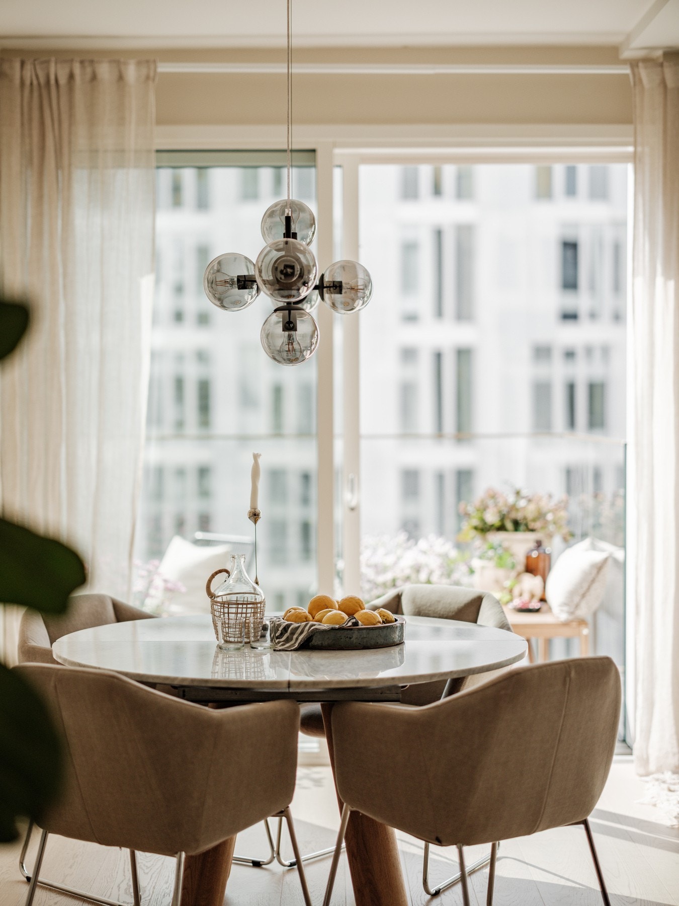 Den moderne og praktiske planløsningen gjør stuen lett å møblere, samtidig som store vindusflater sørger for godt lys gjennom hele dagen. Galleribilde