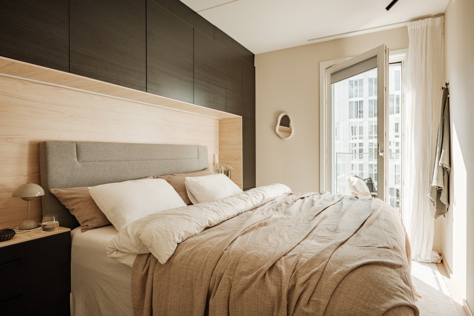 Hovedsoverommet er romslig og har direkte utgang til balkongen, noe som gir enkel tilgang til uteområdet og slipper inn rikelig med naturlig lys. Galleribilde