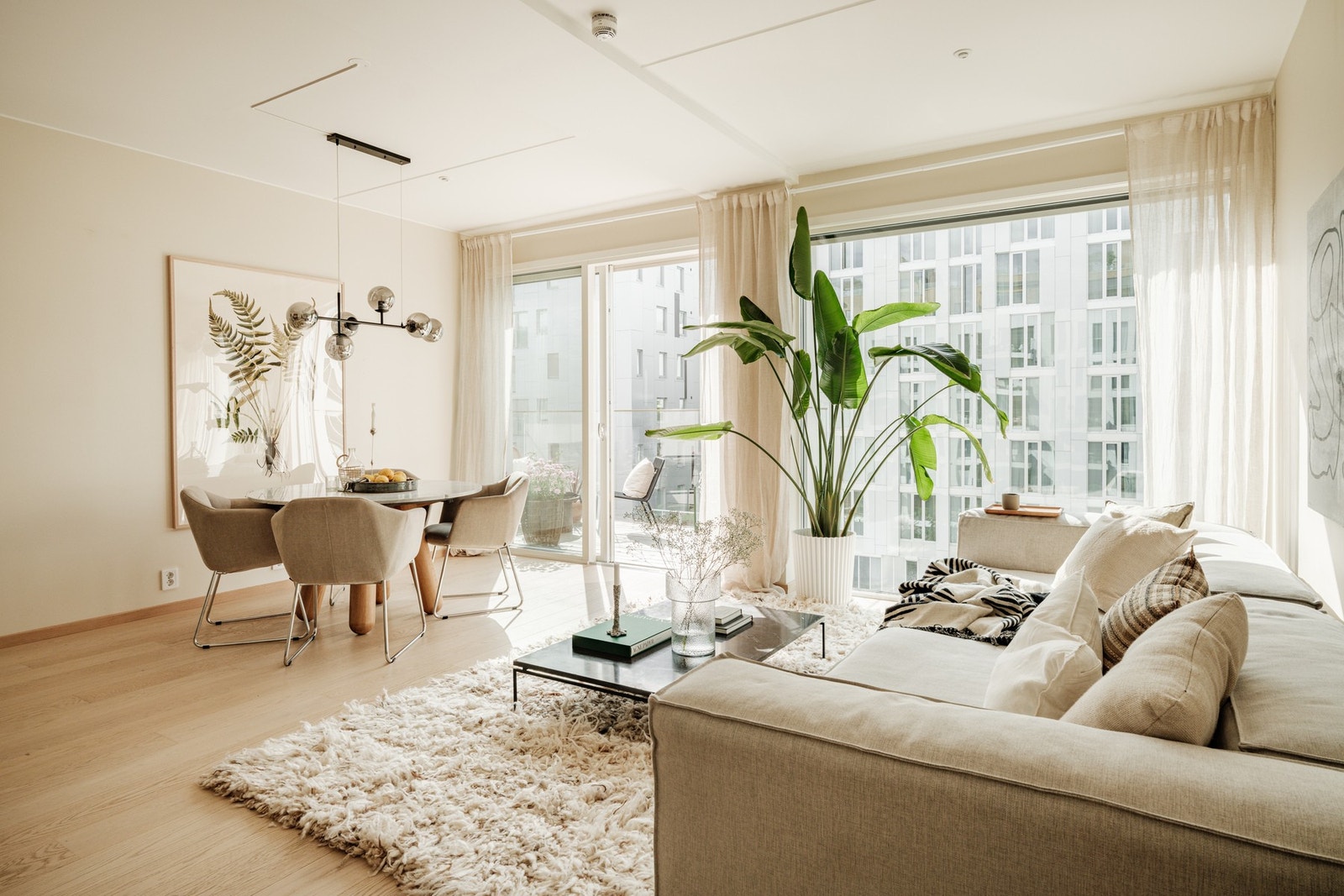 Leiligheten har en gjennomgående lys og moderne atmosfære med en stilfull kombinasjon av mørke og lyse fargetoner. Galleribilde