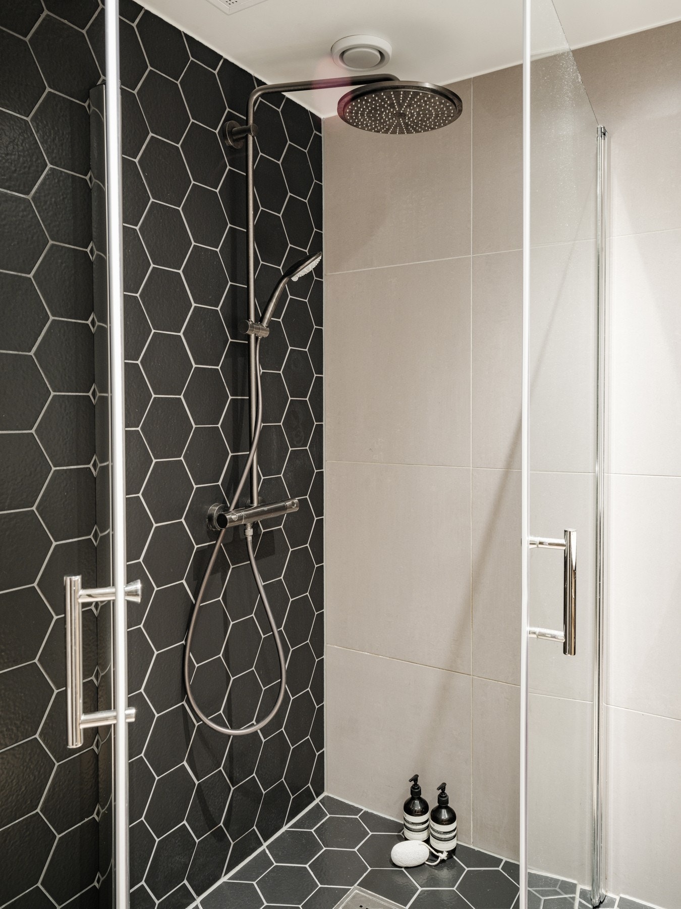 Gulvet er belagt med sekskantede fliser som skaper et unikt og moderne uttrykk. Galleribilde