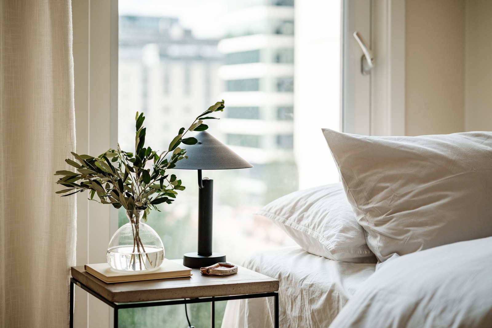 Vindusflater gir flott utsyn og bidrar til en luftig romfølelse Galleribilde