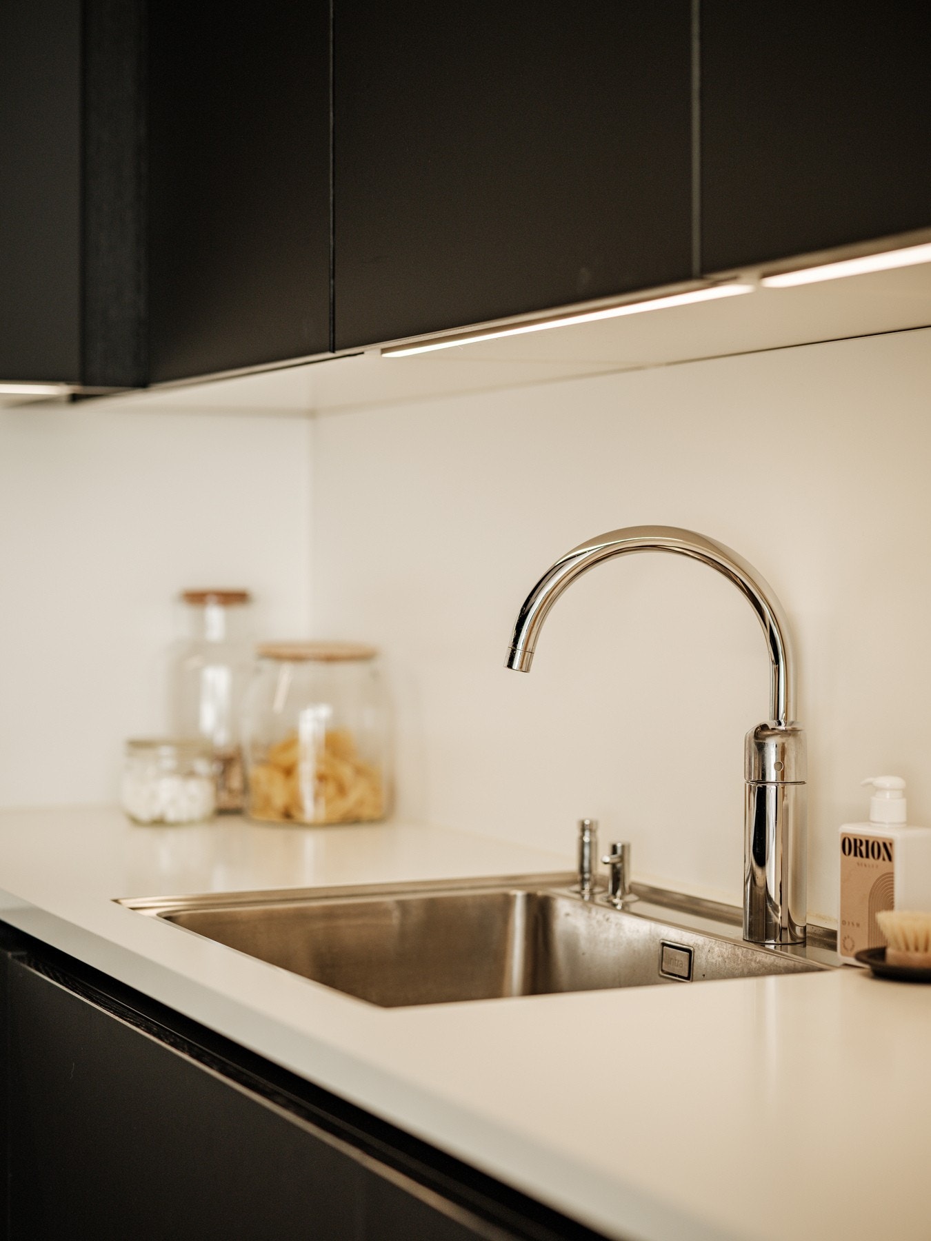 Benkeplaten i laminat er slitesterk og lett å vedlikeholde, og den underlimte oppvaskkummen med ettgreps armatur gir et minimalistisk og elegant preg. Galleribilde