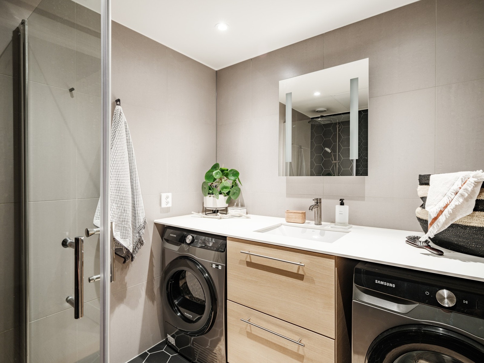 Det er opplegg for både vaskemaskin og tørketrommel på baderommet, noe som gjør det praktisk i hverdagen. Galleribilde