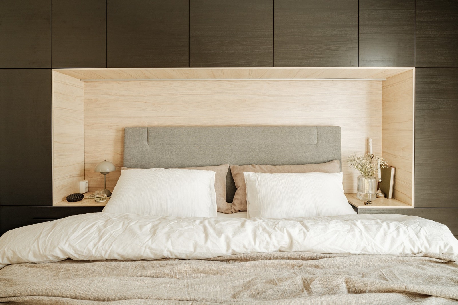 Rommet er utstyrt med plassbygde garderobeskap i mørke fronter, som gir en moderne kontrast til de lyse veggene og sikrer god oppbevaringsplass. Galleribilde