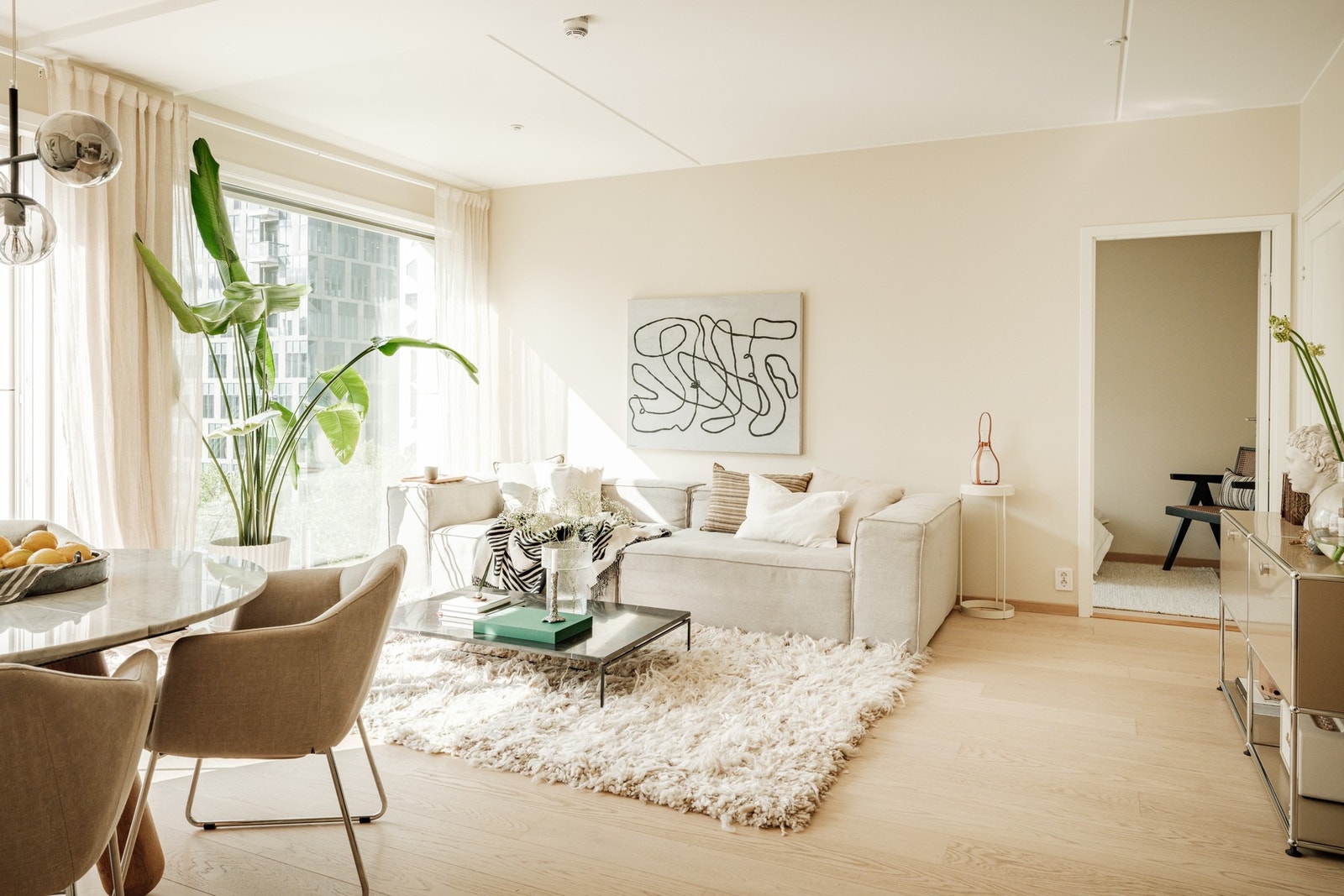 Stuen har en åpen løsning mot spiseområdet og kjøkkenet, noe som skaper en sosial sone som er godt egnet for både hverdagsliv og gjester. Galleribilde