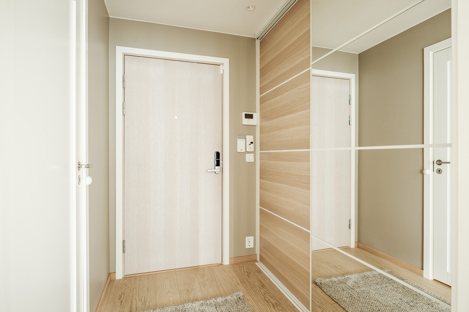 Leiligheten har en lys og innbydende entré med enstavs eikeparkett på gulvet og lyse, malte veggflater som skaper et moderne og stilrent førsteinntrykk. Galleribilde