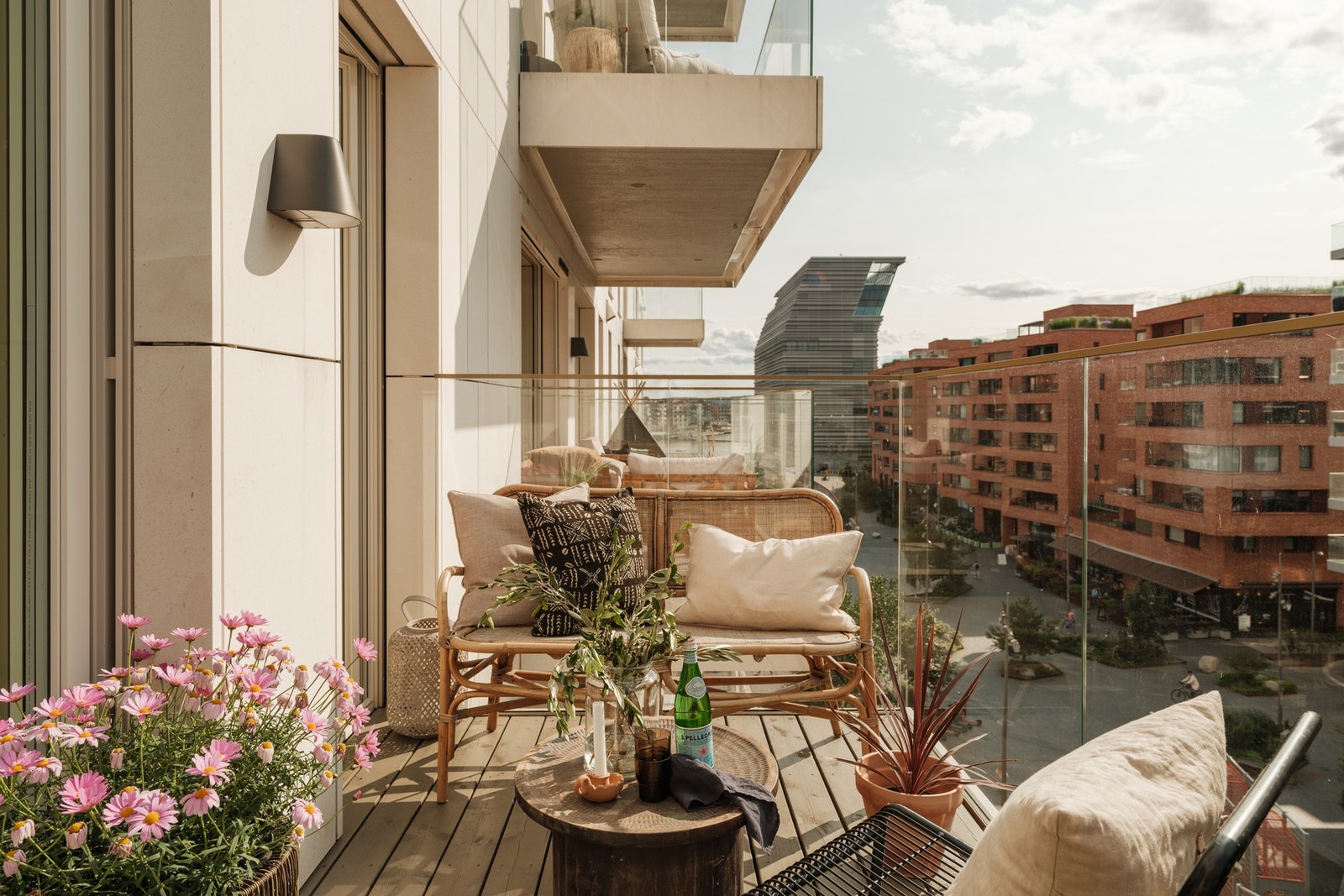 Lys og romslig 3-roms leilighet midt i hjertet av Barcode med utsikt mot fjorden og byens mest ikoniske bygg. Galleribilde