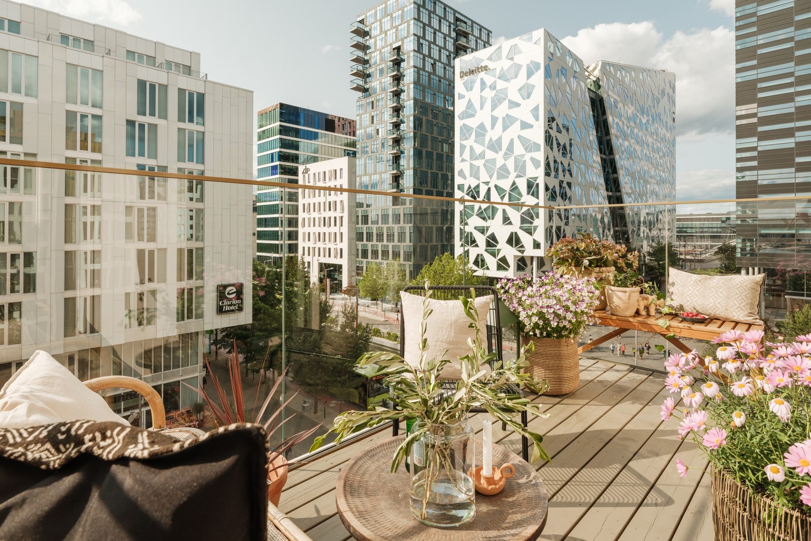 Glassrekkverket skjermer for vind, men holder arealet åpent og luftig Galleribilde