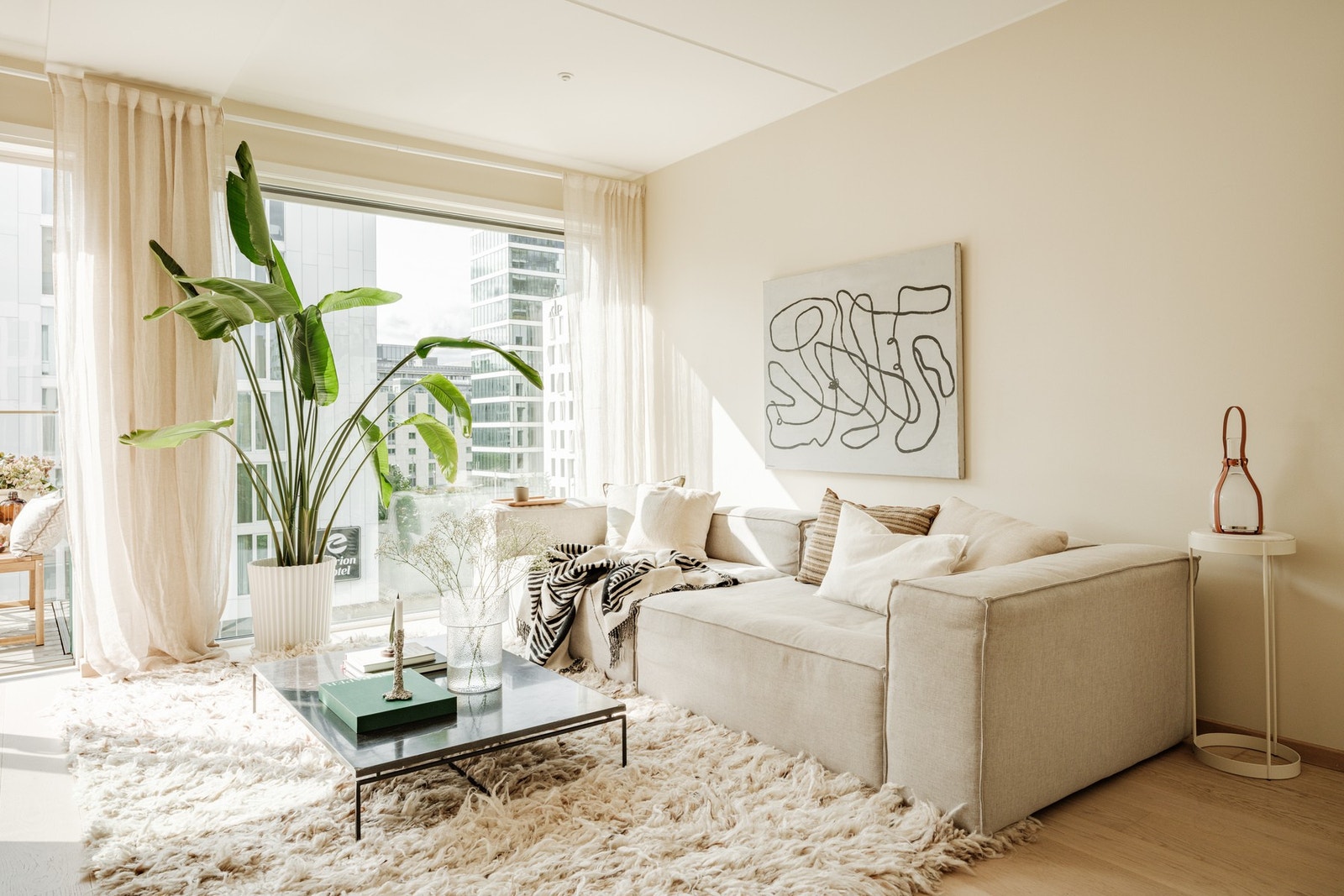 Leiligheten har en lys og romslig stue med moderne preg. Galleribilde