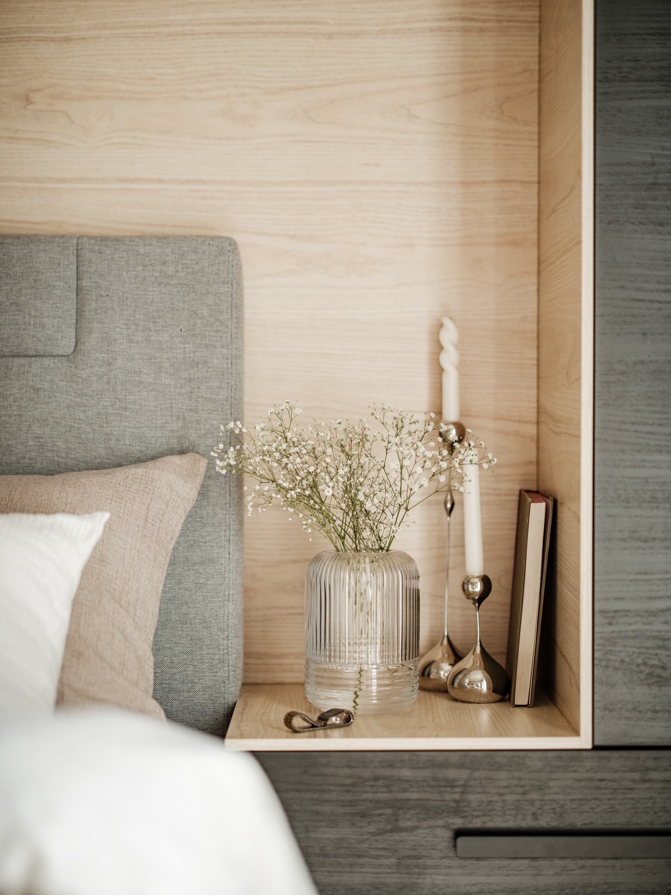 Den integrerte løsningen gir også lekre nattbord på hver side av sengen Galleribilde