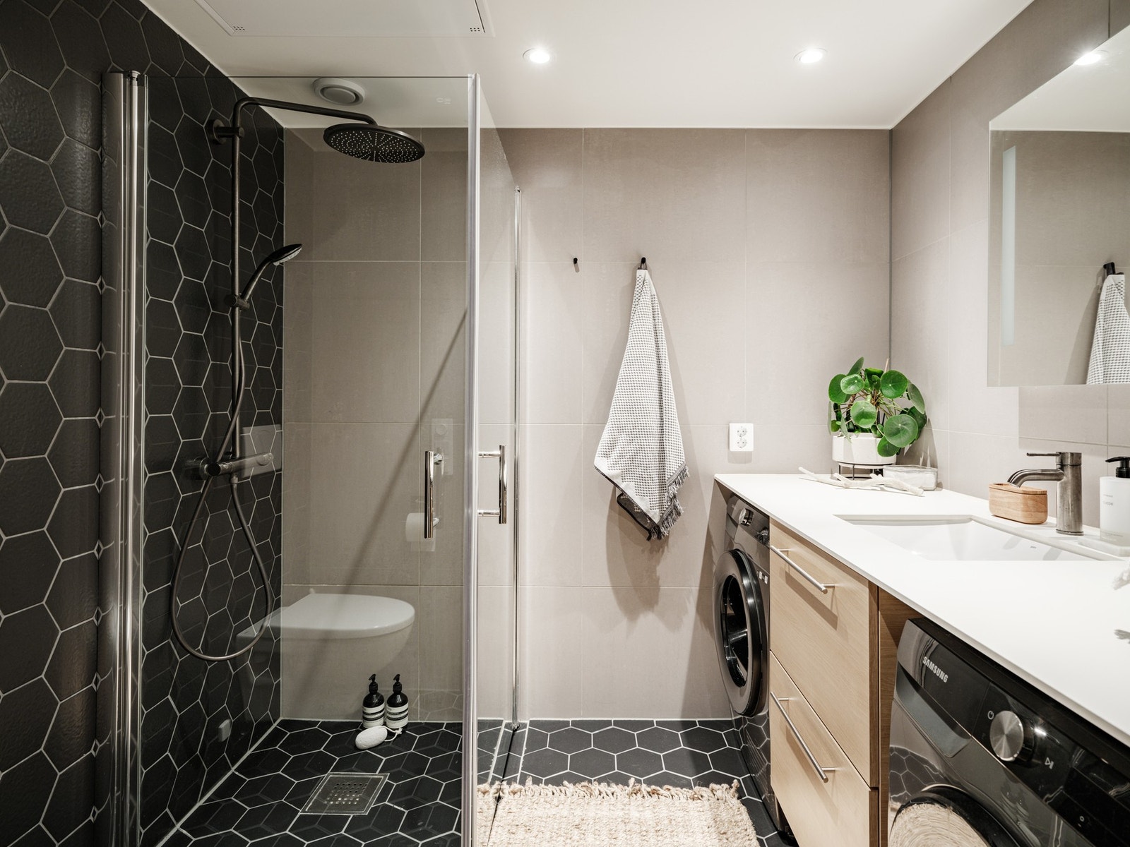 Leiligheten har et stilfullt og funksjonelt baderom med moderne detaljer. Galleribilde