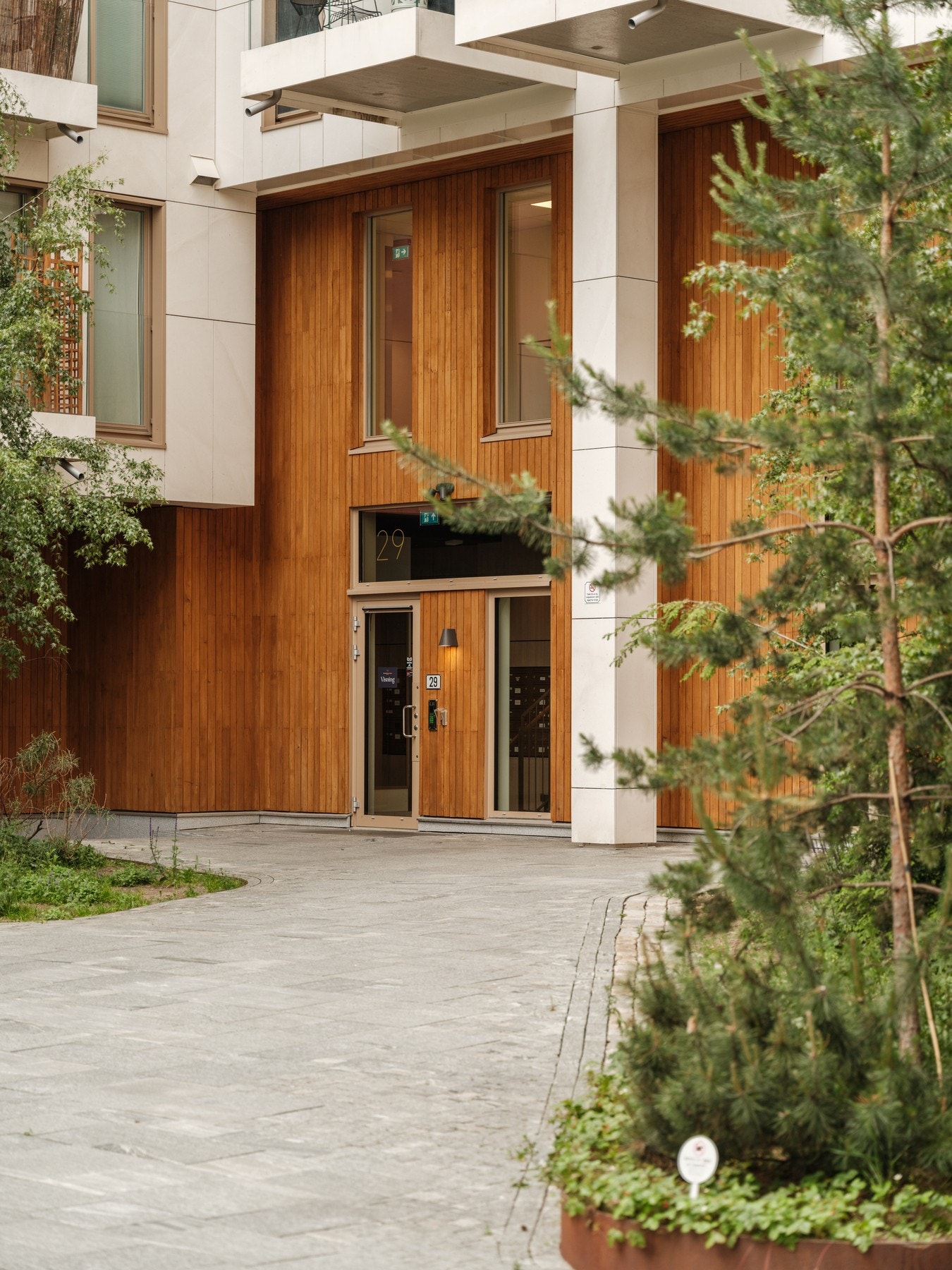 Flott opparbeidet med beplantning, lekeapparater og asfalterte gangveier, som skaper en innbydende og trivelig atmosfære. Galleribilde