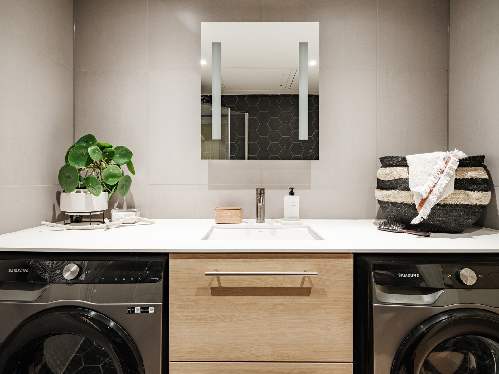 Rommet har flislagte vegger og malte plater i himlingen, med integrerte downlights som gir et behagelig og godt lys. Galleribilde