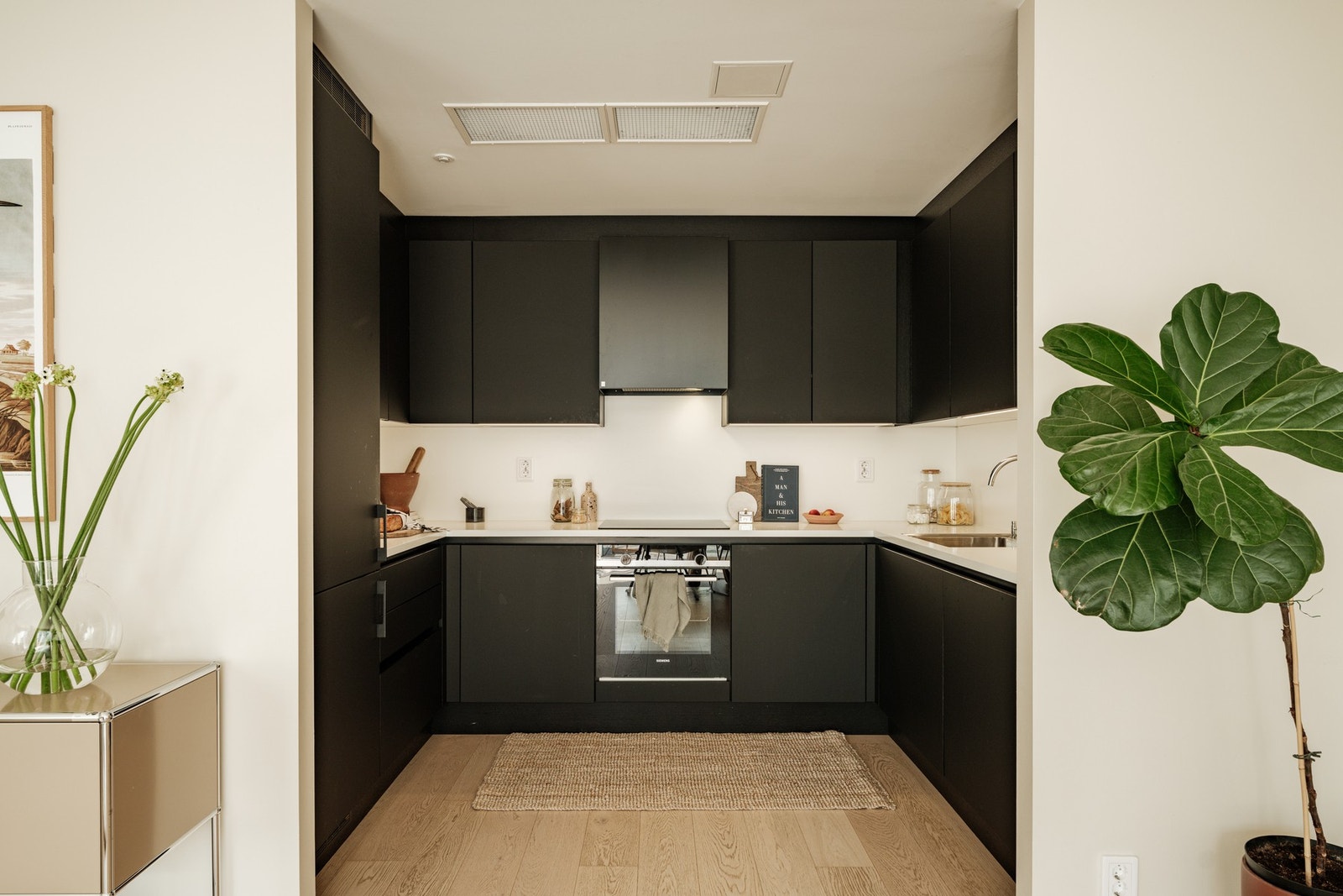 Denne elegante kombinasjonen gir kjøkkenet et stilrent uttrykk som harmonerer med resten av leilighetens interiør. Galleribilde