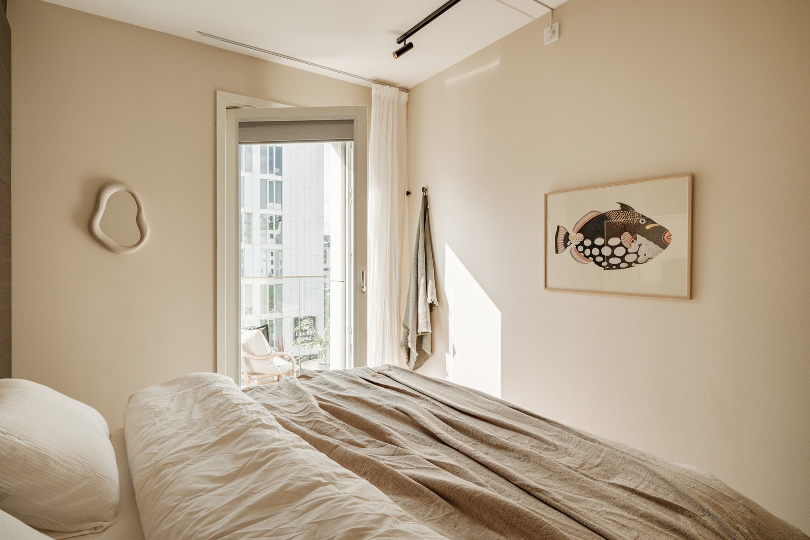 Rommet er malt i delikat og moderne fargetone Galleribilde