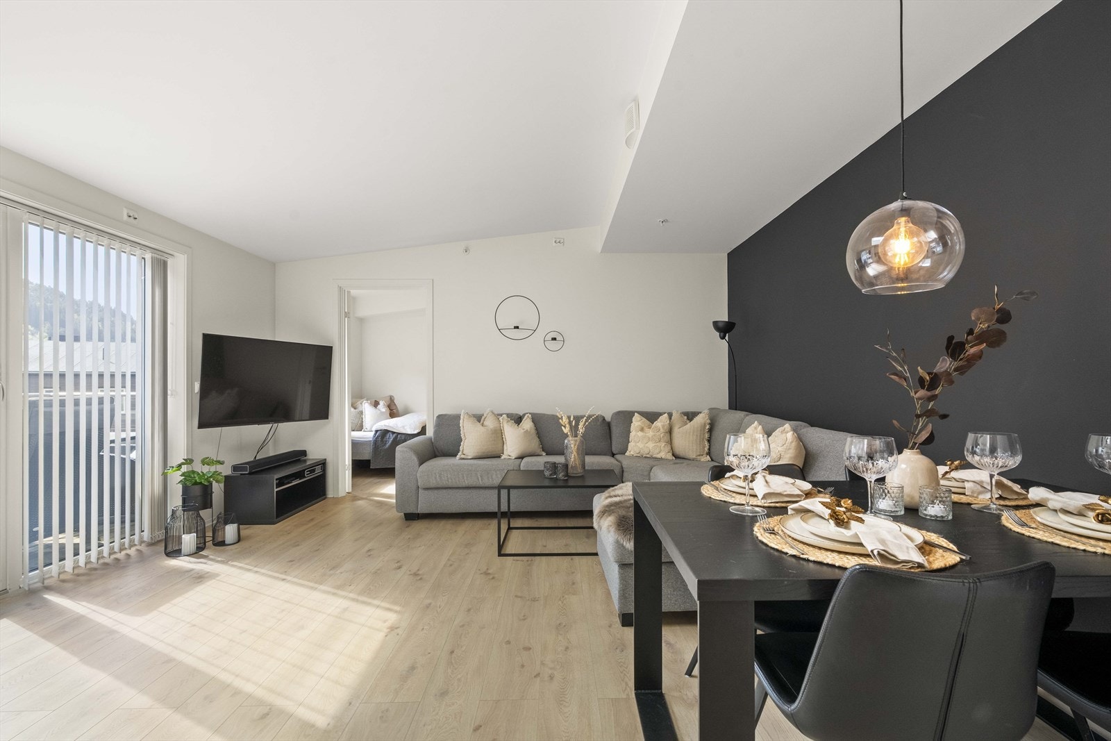- Moderne og flott leilighet i toppen av bygget i "Storestova". Leiligheten har lite bruksslitasje, er ubebodd og klar for snarlig overtakelse - Galleribilde