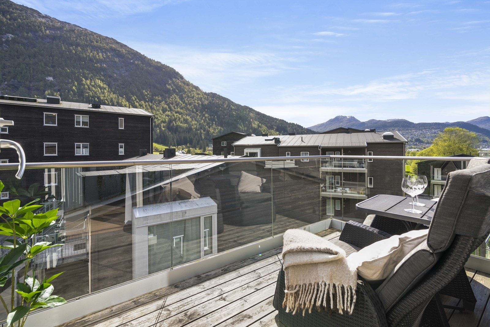 - Sørvestvendt veranda med sommersol fra morgen til kveld - Galleribilde