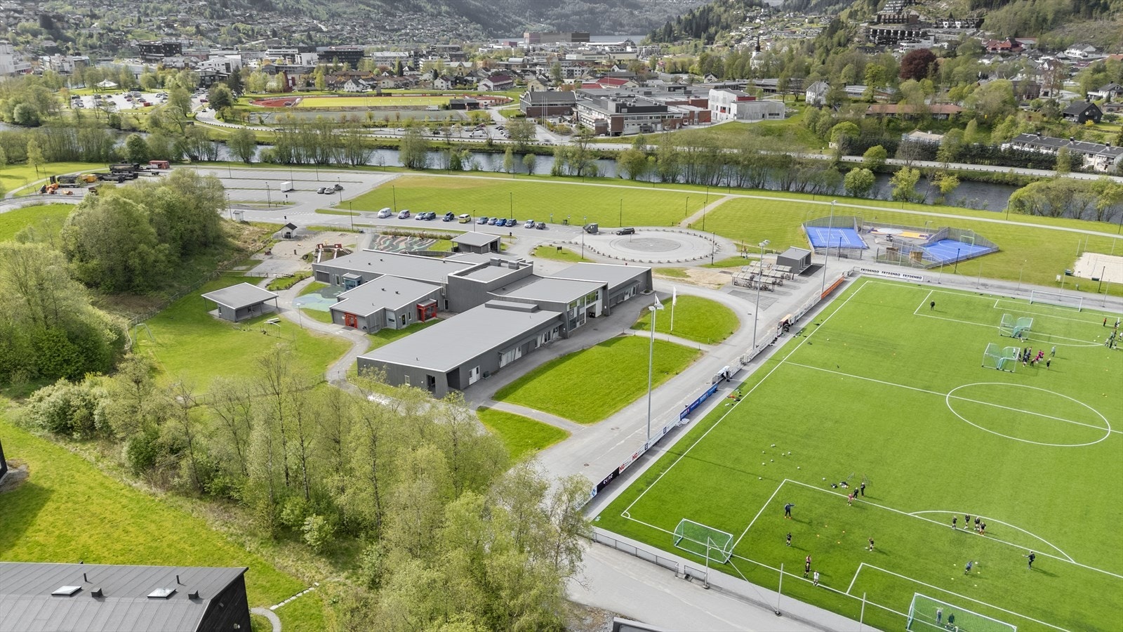 - Hafstadparken, barnehage, turområder og Rema 1000 er like ved. Til sentrum er det en kort spasertur - Galleribilde
