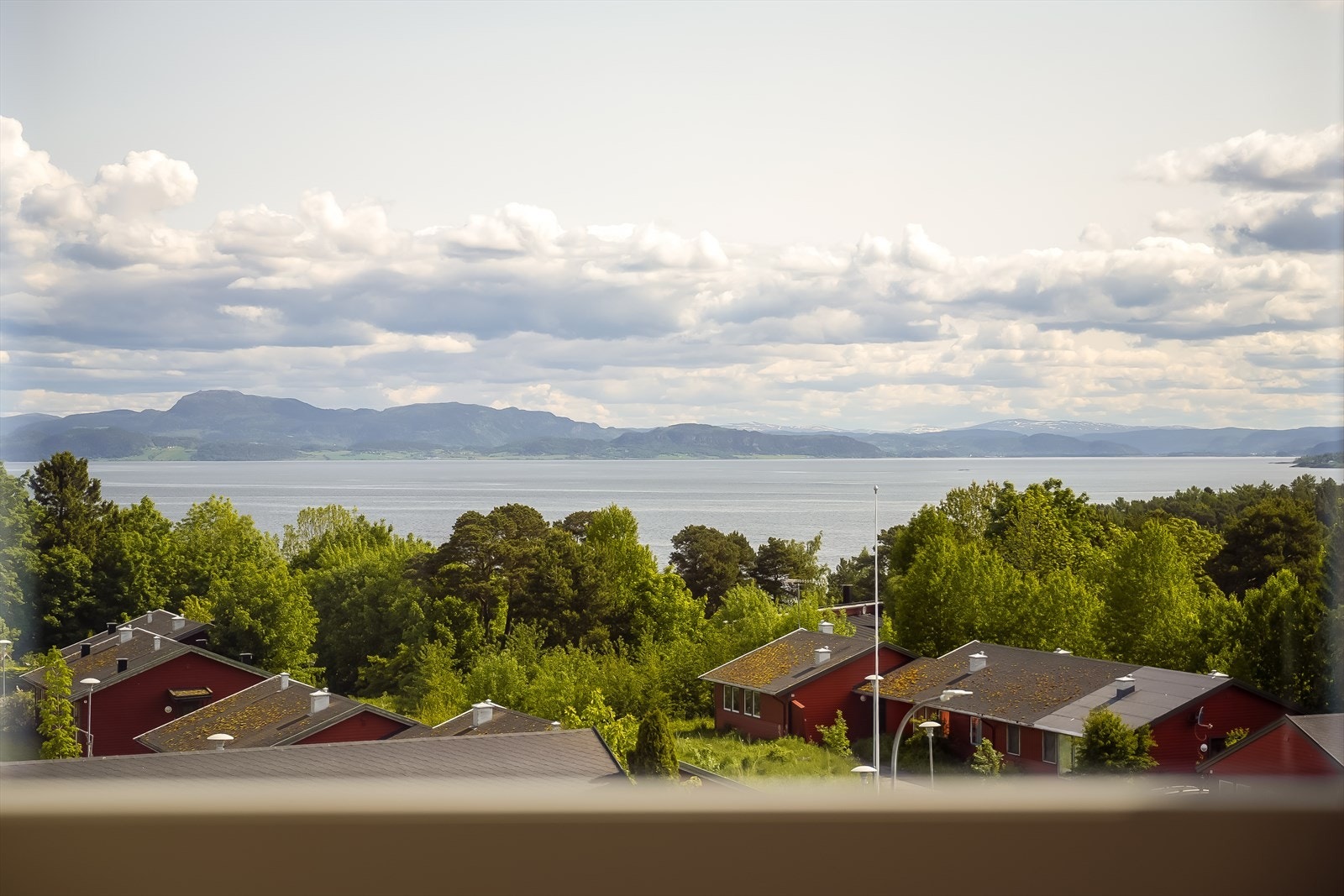 Leiligheten har en skjermet plassering i byggets 4. etasje, med særdeles gode sol- og utsiktsforhold. Galleribilde
