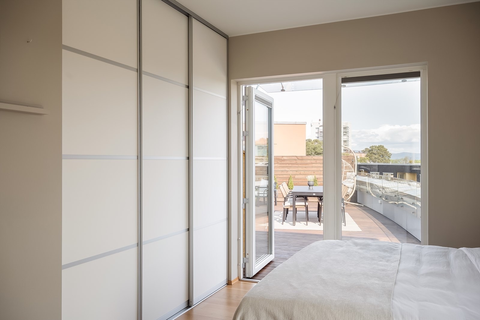 Garderoben er plassbygd med skyvedører fra gulv til tak og skreddersydde garderobeløsninger fra Norscan. Det er i tillegg montert lystette plisségardiner fra Markisemannen på samtlige vinduer. Galleribilde