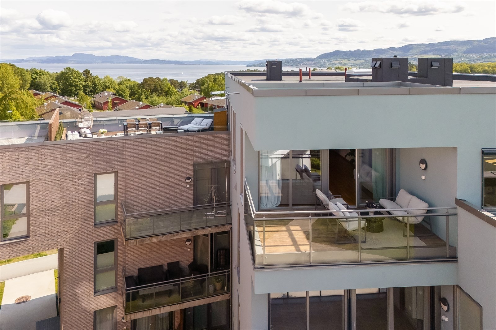 Terrassen ligger skjermet fra nabo, som kun én av to leiligheter i byggets fjerde etasje. Galleribilde