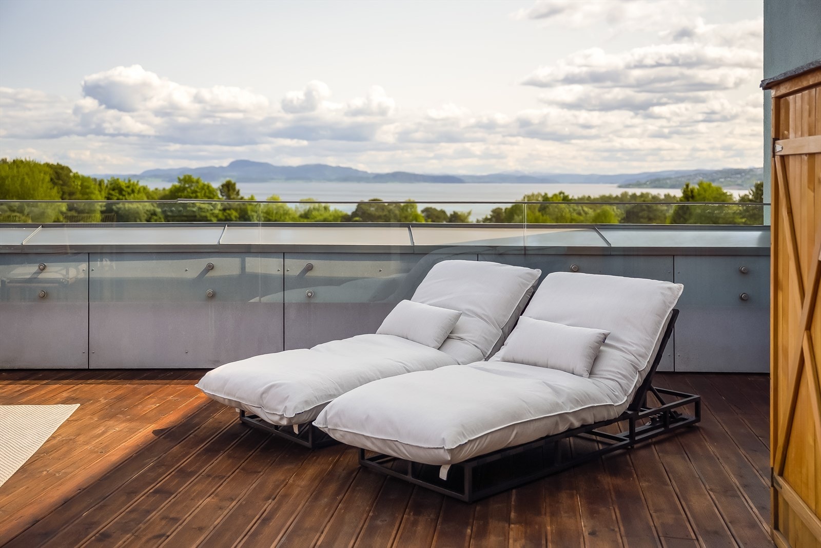 Boligen skiller seg ut fra andre boliger i området med bla. store uteplasser og gjennomgående gode møbleringsmuligheter. Galleribilde