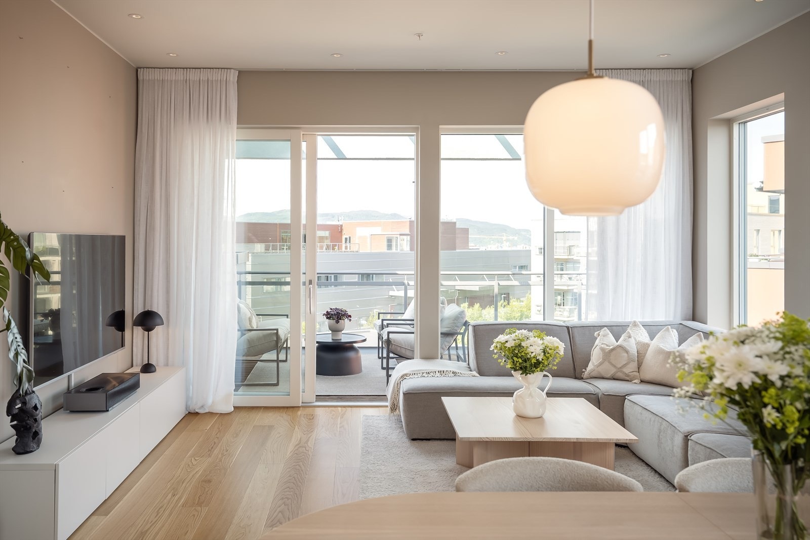 Det er gjort flere tilvalg i boligen med bla. downlights i himling og en flott én-stavs eikeparkett. Galleribilde