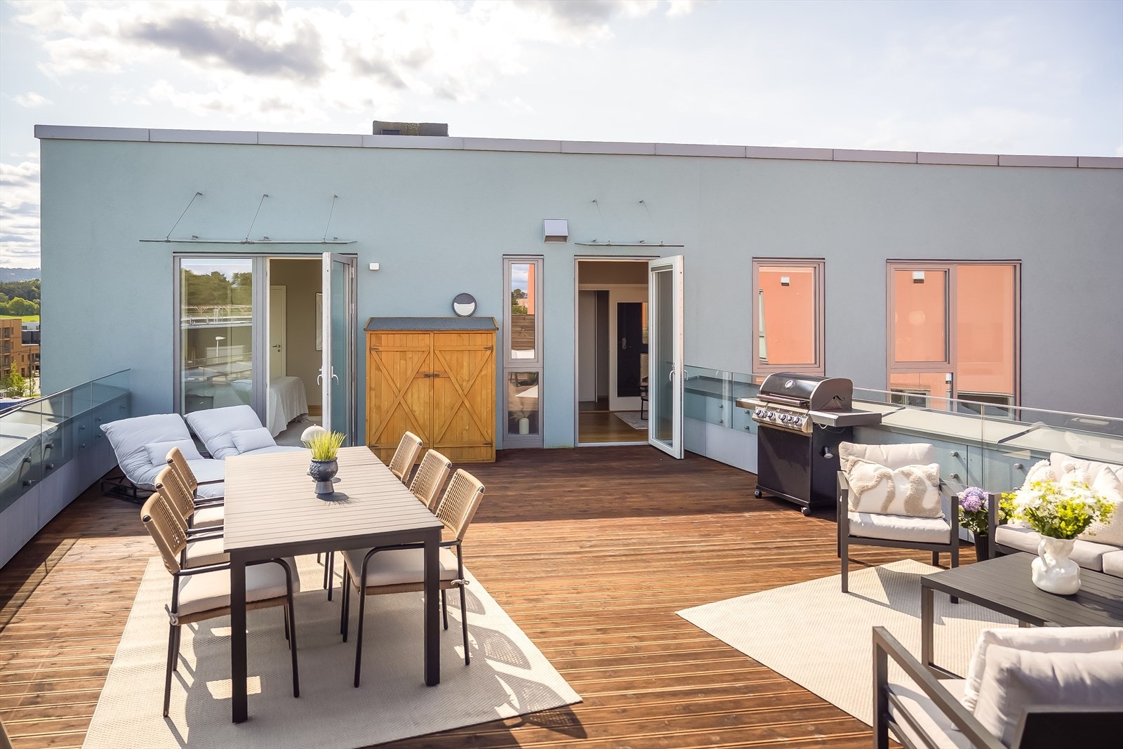 Takterrassen har adkomst fra begge soverommene. Med boligen følger en praktisk utebod - perfekt for oppbevaring av puter og hageredskaper. Galleribilde