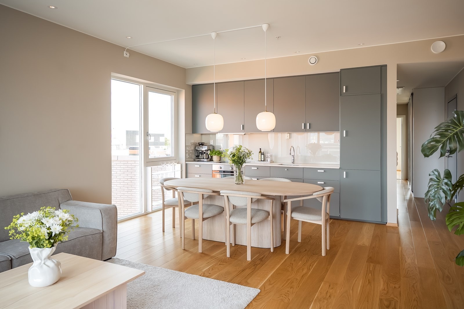 Med nyere byggeår fra 2021 får du moderne kvaliteter som balansert ventilasjon, vannbåren varme i gulv og god takhøyde. Det er også gjenværende nybygg-garanti. Galleribilde