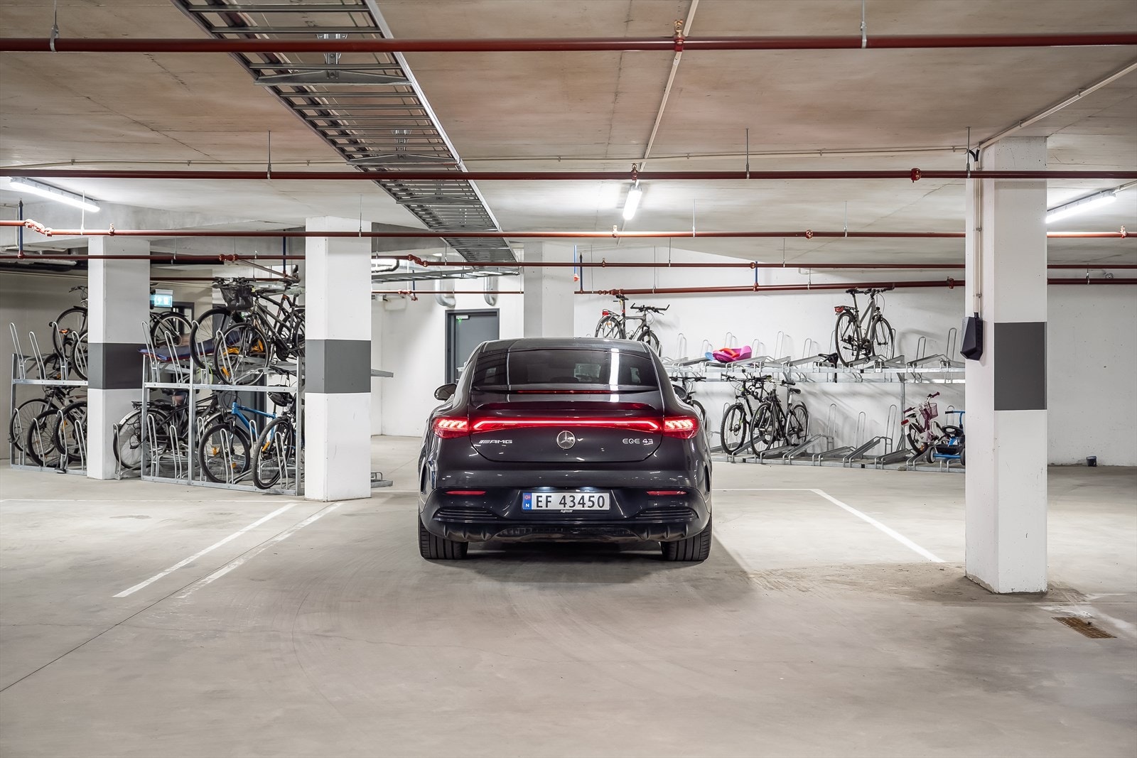 Med heis direkte ned fra fra leiligheten har du egen parkeringsplass i oppvarmet parkeringskjeller. Seksjonen disponerer en ekstra stor plass som er 4,5 meter bred. Her er det plass til to store biler. Galleribilde