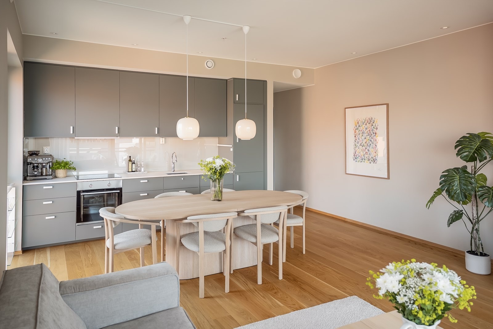 Det er god plass til spisebord, og stuens bredde gir rom for ileggsplate i de anledninger man ønsker å fylle stuen med gjester - perfekt for sosiale lag. Galleribilde