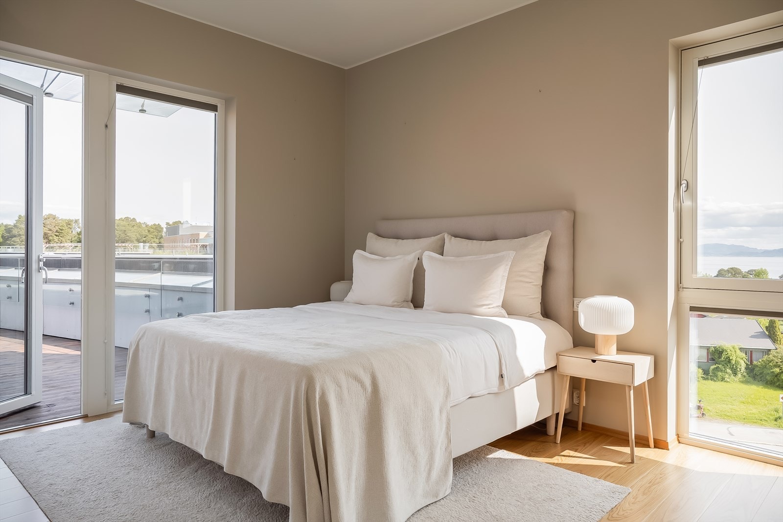 Hovedsoverommet fremstår som en egen masteravdeling med eget bad og stor garderobeløsning. Legg merke til den flotte fjordutsikten fra soveromsvinduet. Galleribilde