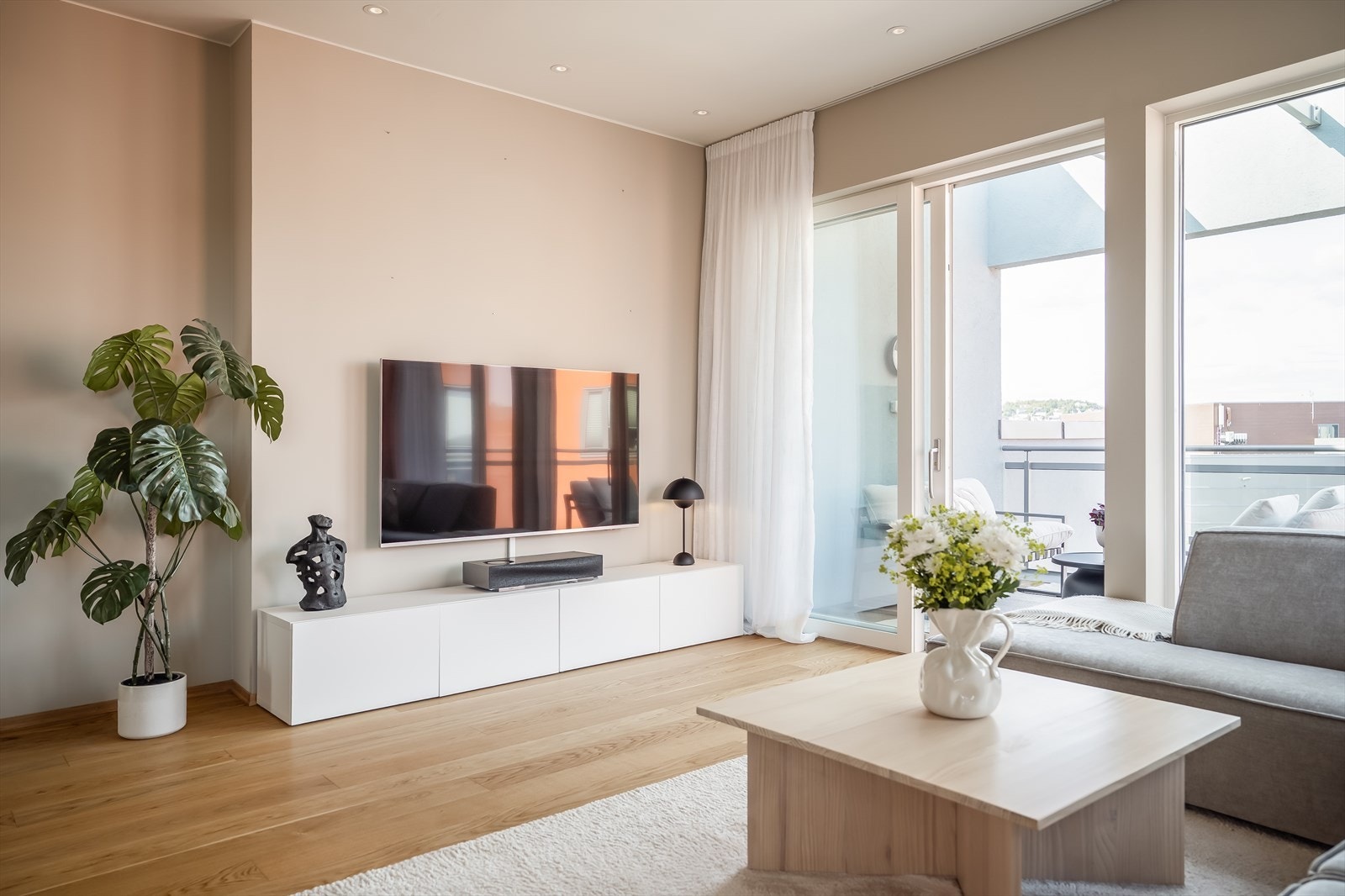 Det er fint tilrettelagt for egen TV-sone og inkludert i de månedlige felleskostnadene følger TV/Internett. Her får du fibernett og Telia Play med en rekke strømmetjenester inkl. Galleribilde