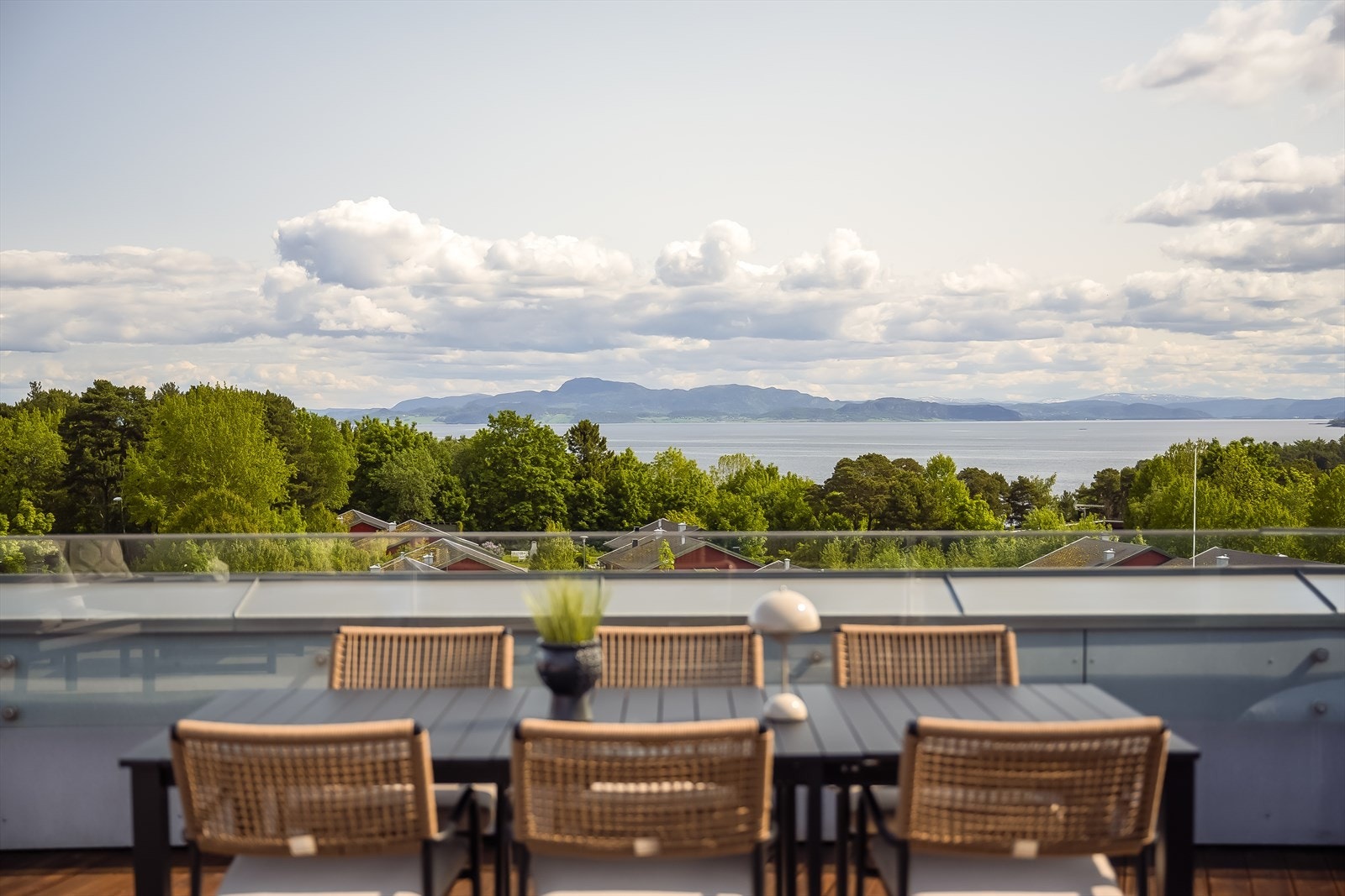 Her kan du nyte late sommerdager, med uhindret utsikt mot Trondheimsfjorden og Fosenalpene. Galleribilde