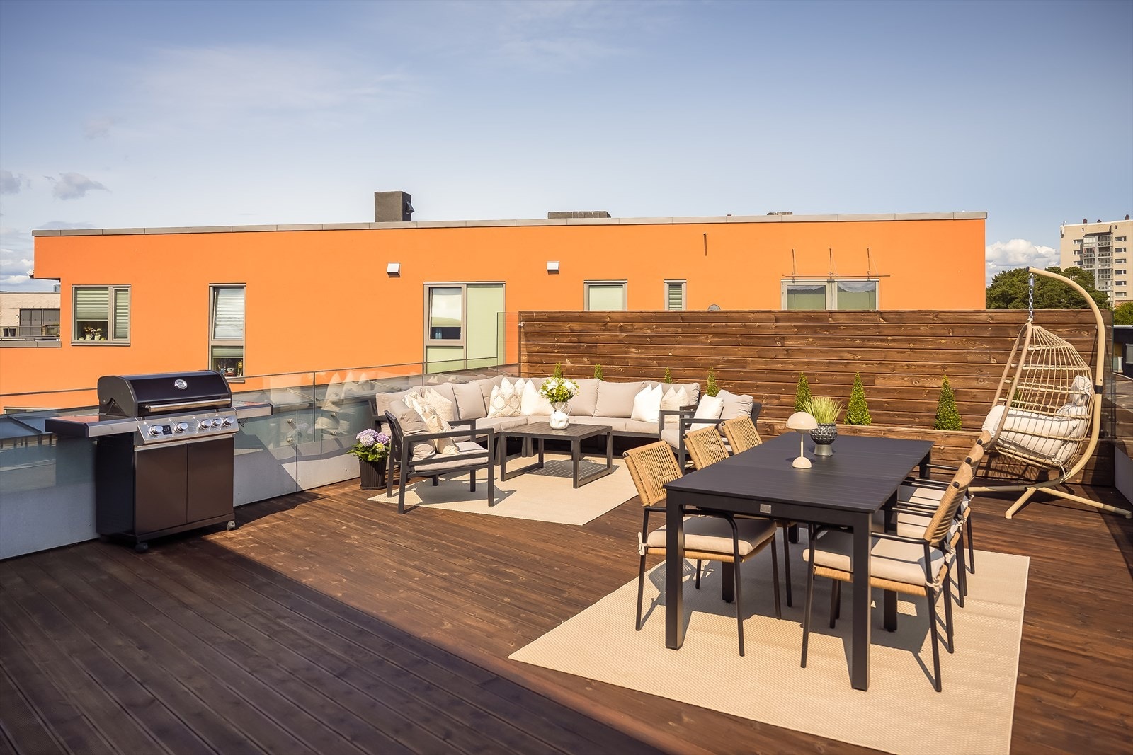 Takterrassen nyter gode solforhold fra tidlig morgen til ca. 21:00 på kveldstid. Galleribilde