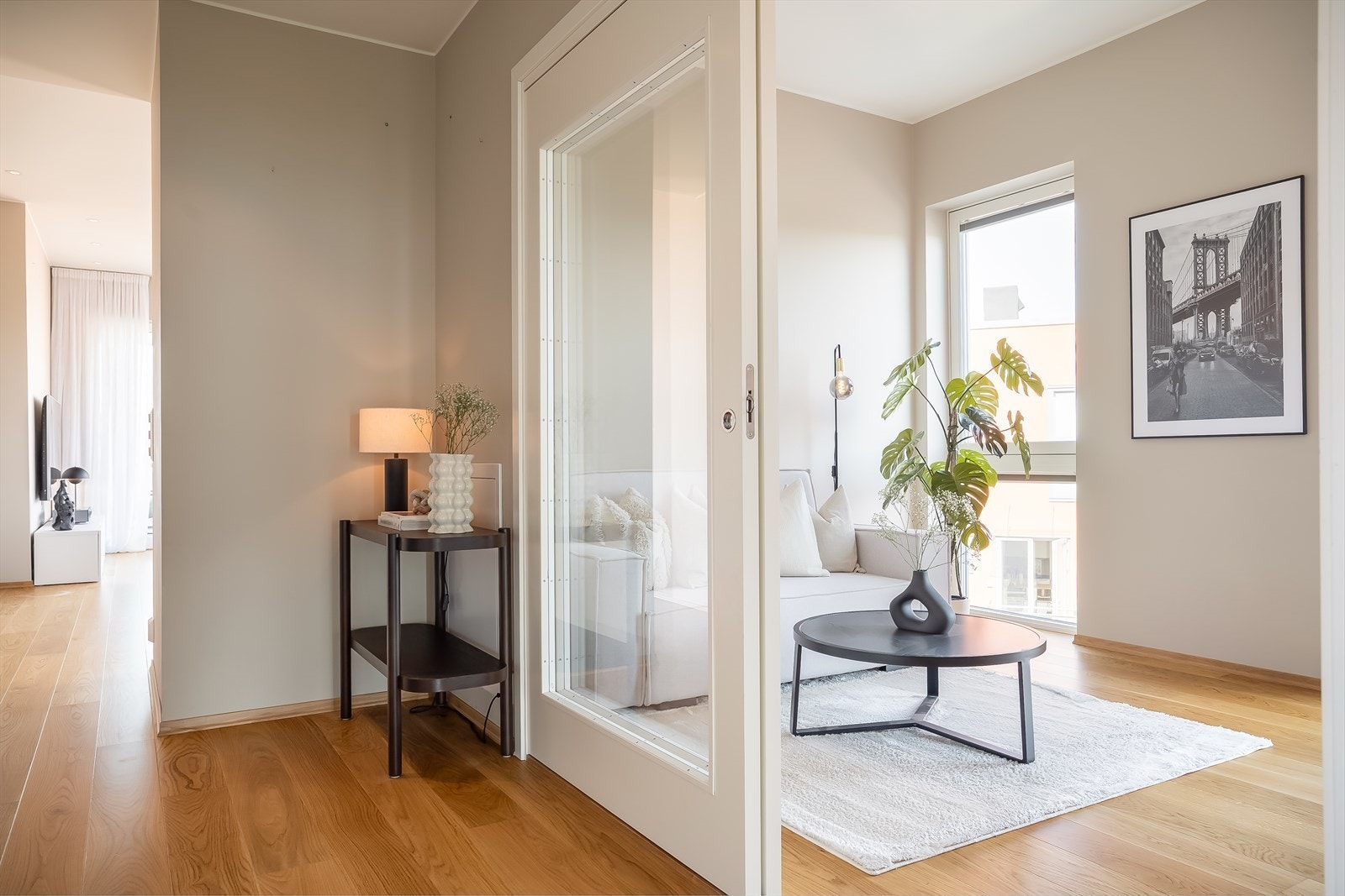 Fra gangen har du direkte tilgang til gjesterom/kontor, innredet med fine skyvedører i heltre, fra Swedoor. Galleribilde