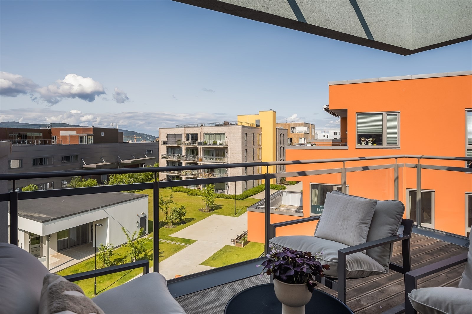 Den andre terrassen måler seg til 13 m² og vender mot sørvest. Her har du sol fra formiddag til ca. 22:00 på kvelden. Galleribilde