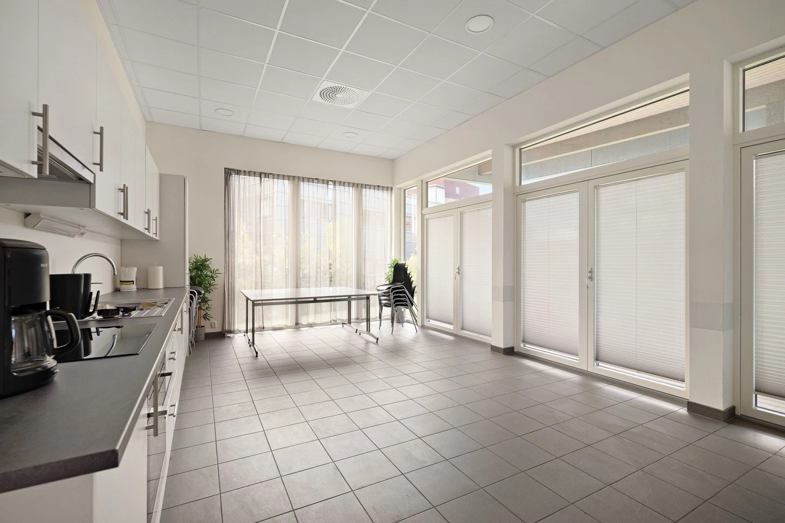 Hagehuset er utstyrt med fullverdig kjøkken, bord, stoler og utgang til egen sørvestvendt terrasse. Leien er kr. 400,- per bruk. Galleribilde