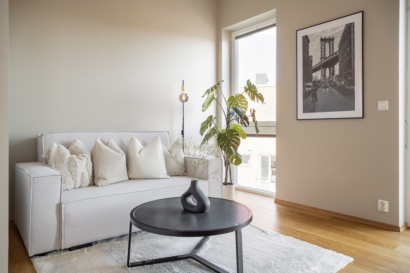 Soverommet er målt til hele 9,5 m², i dag innredet med sovesofa. Her har man plass til både hjemmekontor og gjesteseng. Det er etablert plisségardiner på alle vinduer. Galleribilde