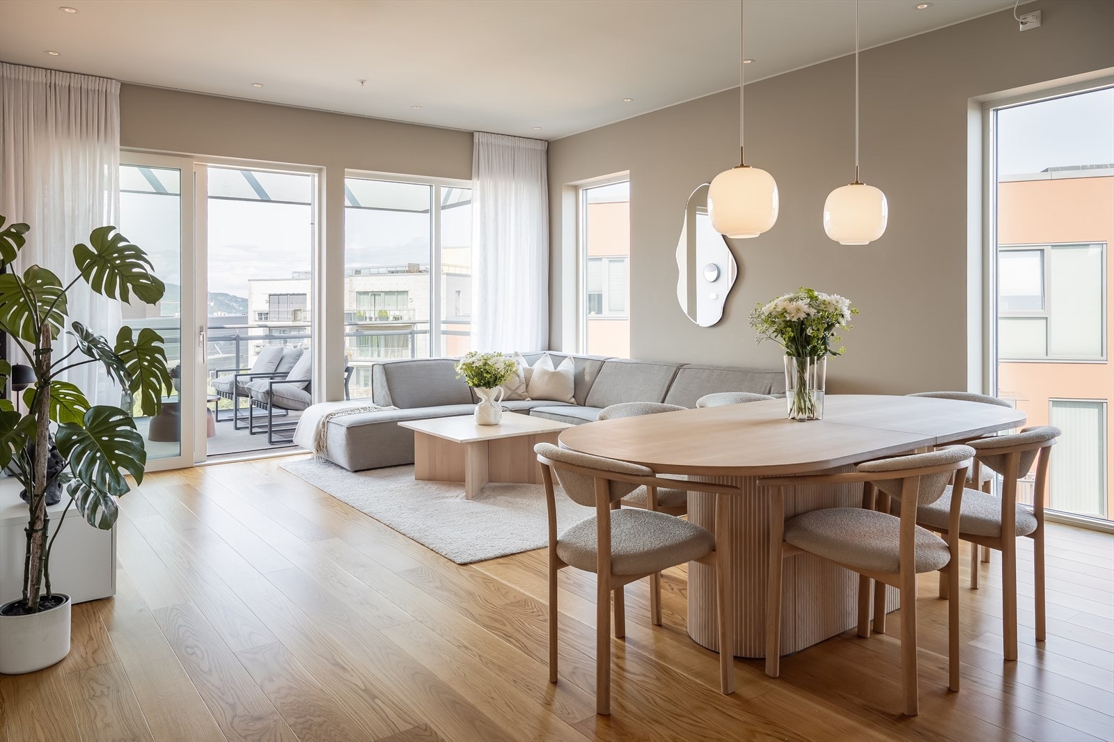 Stuearealet nyter godt av den fine hjørnebeliggenheten. Her får du mye dagslys med heldekkende vindusflater, 2,8 meter takhøyde og en åpen løsning på hele 32 m². Galleribilde