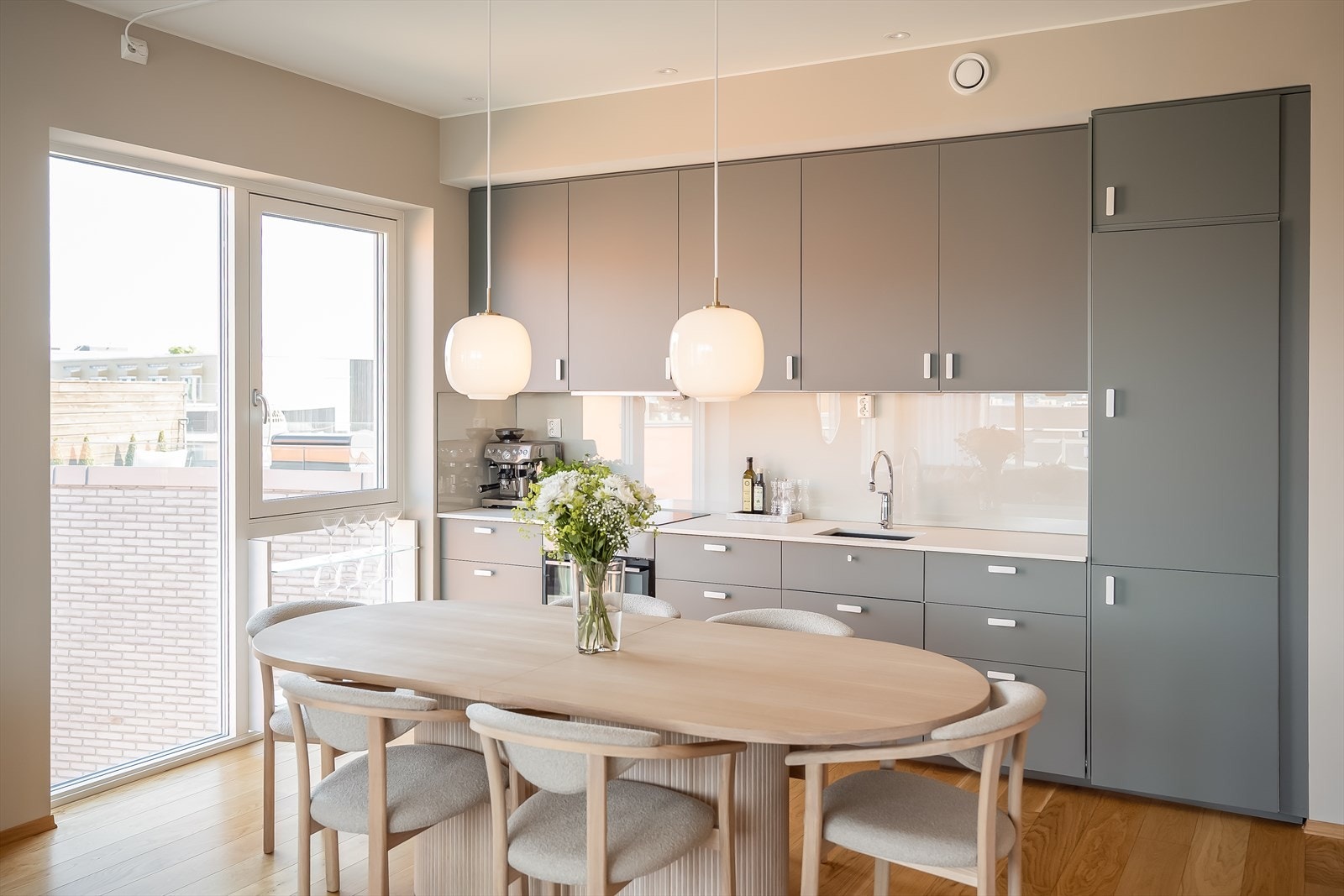 Boligen er oppgradert med et moderne og tidløst kjøkken fra IKEA, med helintegrerte hvitevarer, underlimt vask og backsplash i glass. Galleribilde