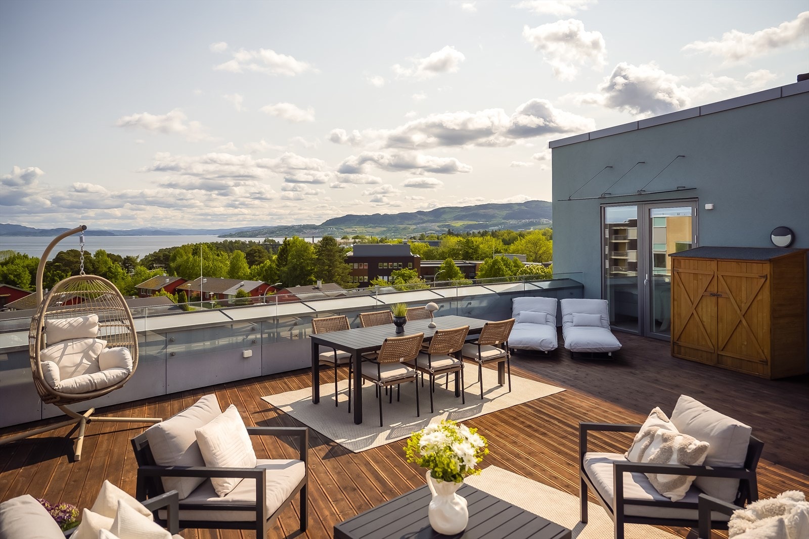 Velkommen til Lade Alle 81 A - en fantastisk hjørneleilighet i toppetasje fra 2021, med privat takterrasse på toppen av Tordenskiolds hage. Galleribilde