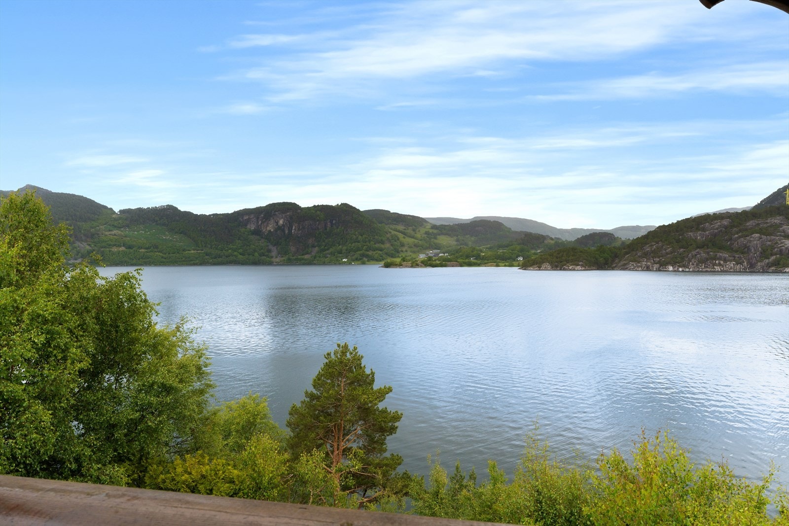Her kan du nyte en usjenert og fredelig beliggenhet med fantastisk utsikt over fjorden. Galleribilde