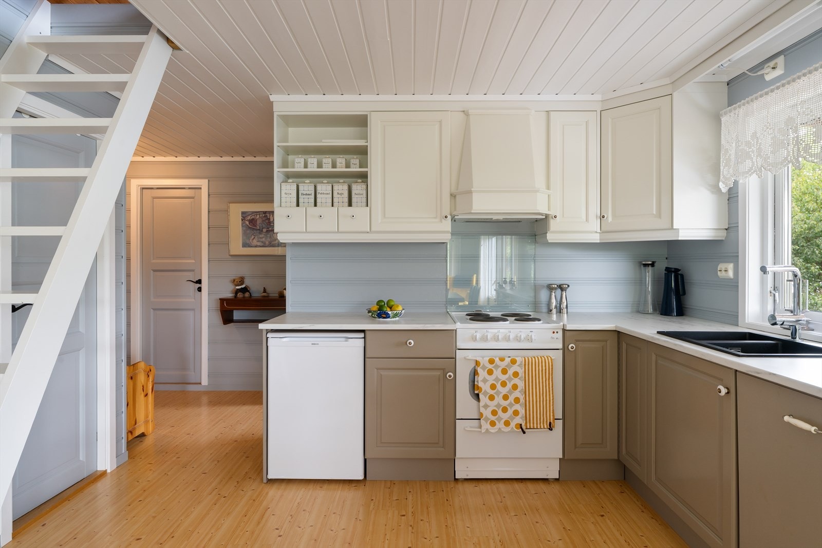 Kjøkkenet har profilerte fronter som er malt i 2020 av profesjonelle. Galleribilde