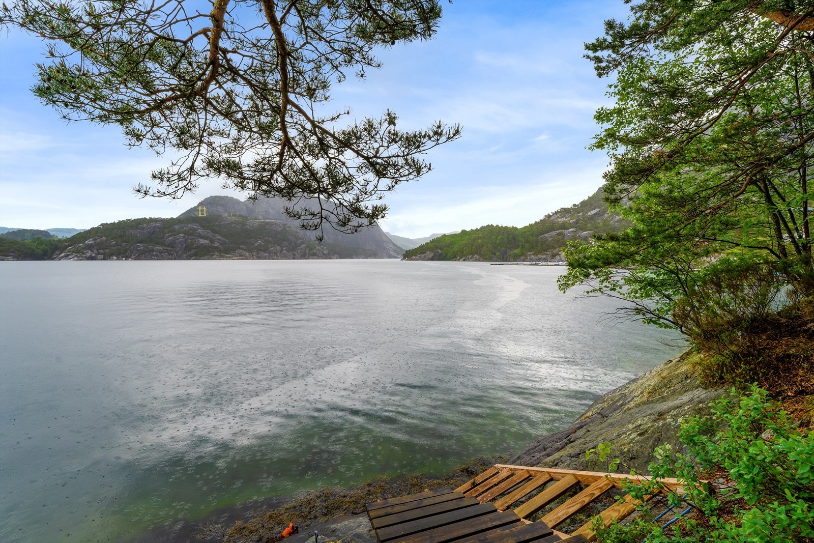 Rett til båtfeste nedenfor hytten. Galleribilde