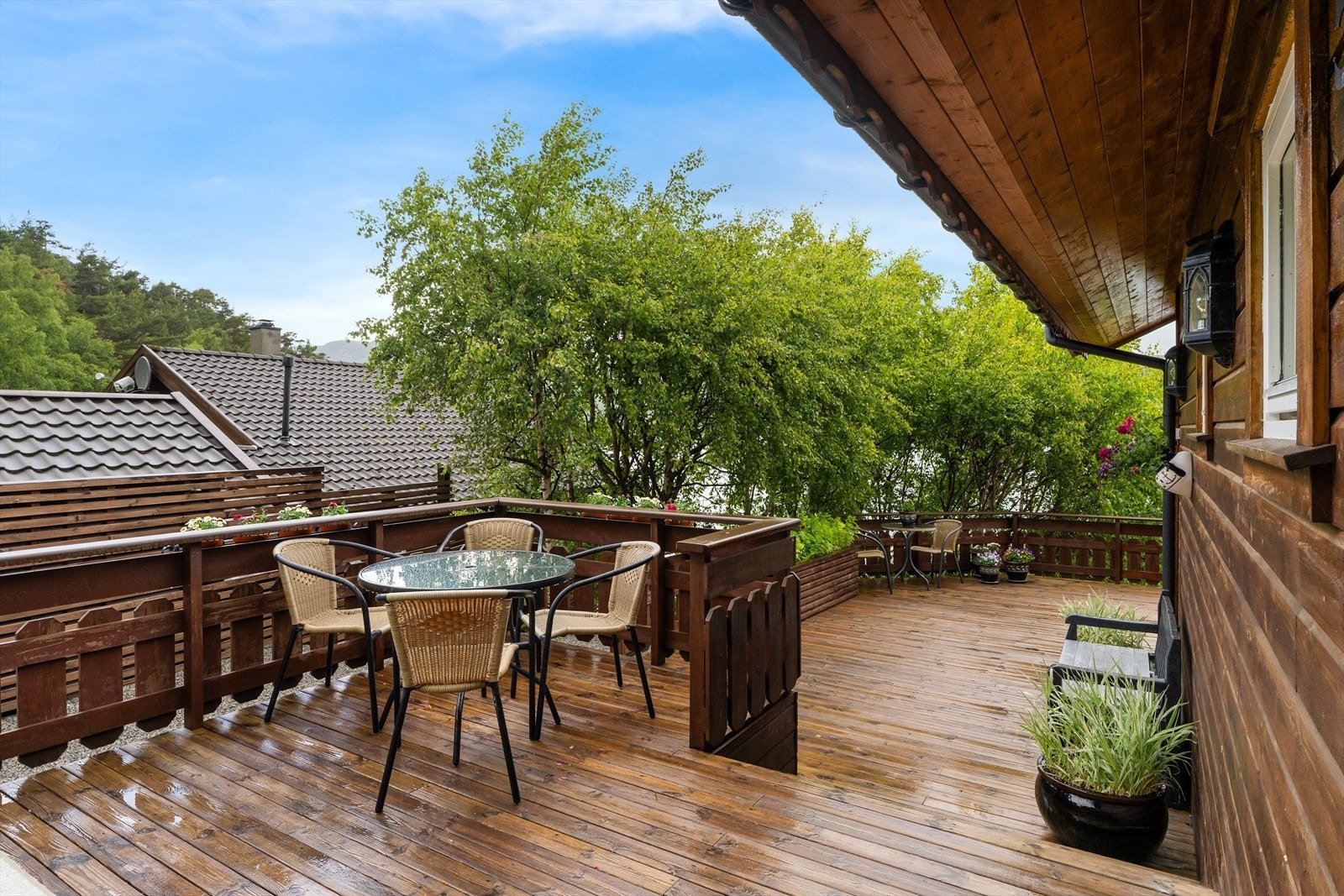 Terrassen byr på flere soner, så her er det godt tilrettelagt for utendørsaktiviteter. Galleribilde