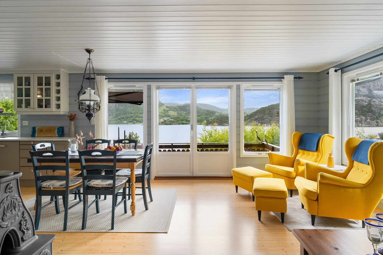 Lys og delikat hytte ved sjøen med innholdsrik planløsning. Galleribilde